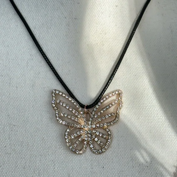 Mariposa 🦋 Gold Butterfly Pendant Necklace - Picture 5 of 5